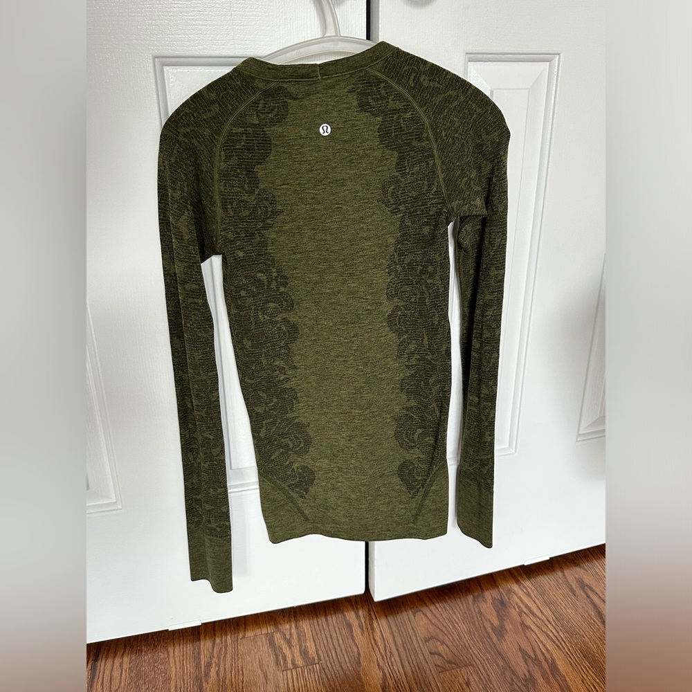 Lululemon long sleeve sport top, size 4